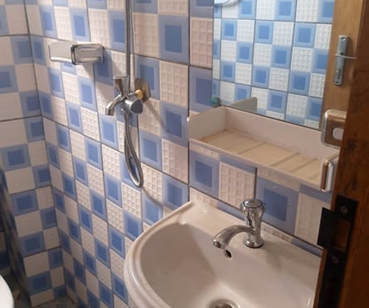 Appartement au premier étage avec placards, balcon, eau forage et lumière prépayée - Arrière Village, Douala