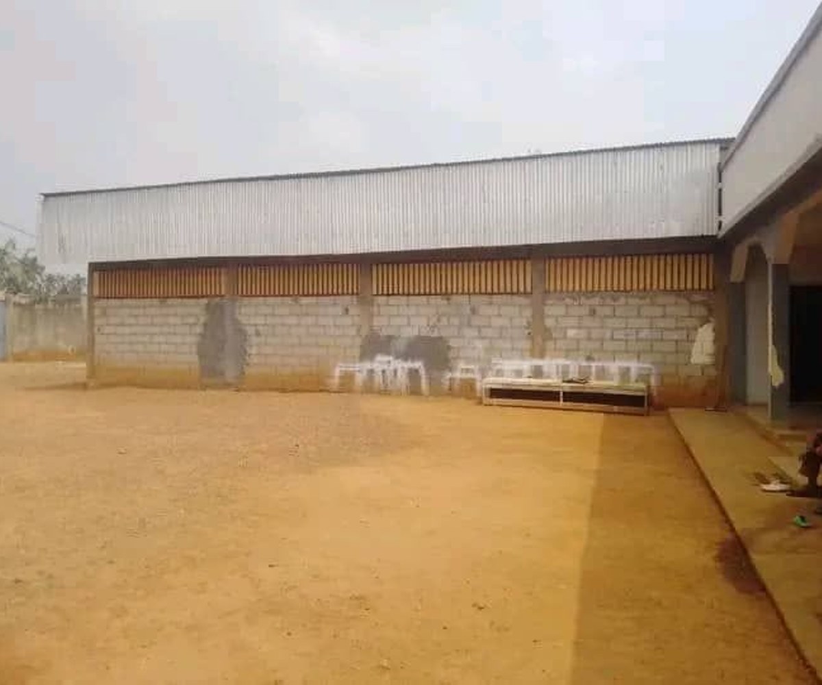 Grande concession commercial à louer à Yaoundé Ekoudoum