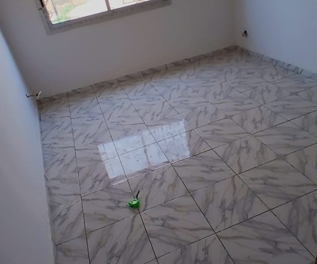 Vaste chambre moderne à louer à Messassi