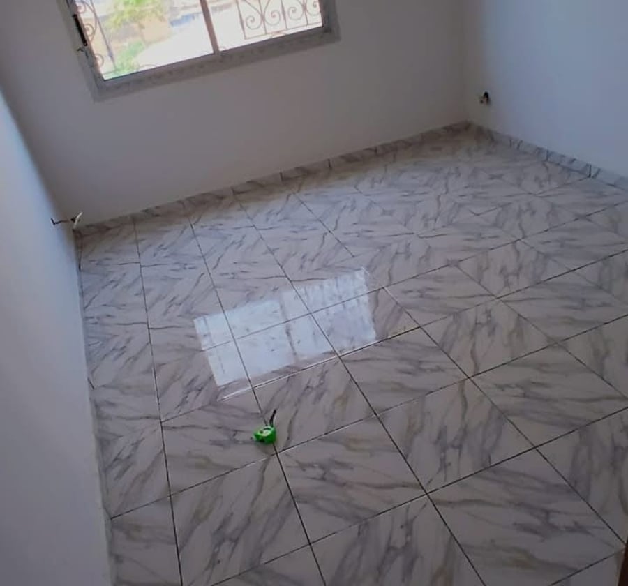 Vaste chambre moderne à louer à Messassi