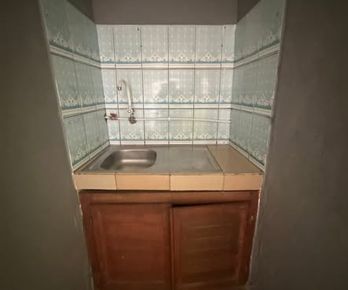 Chambre moderne avec coin cuisine à Logbessou