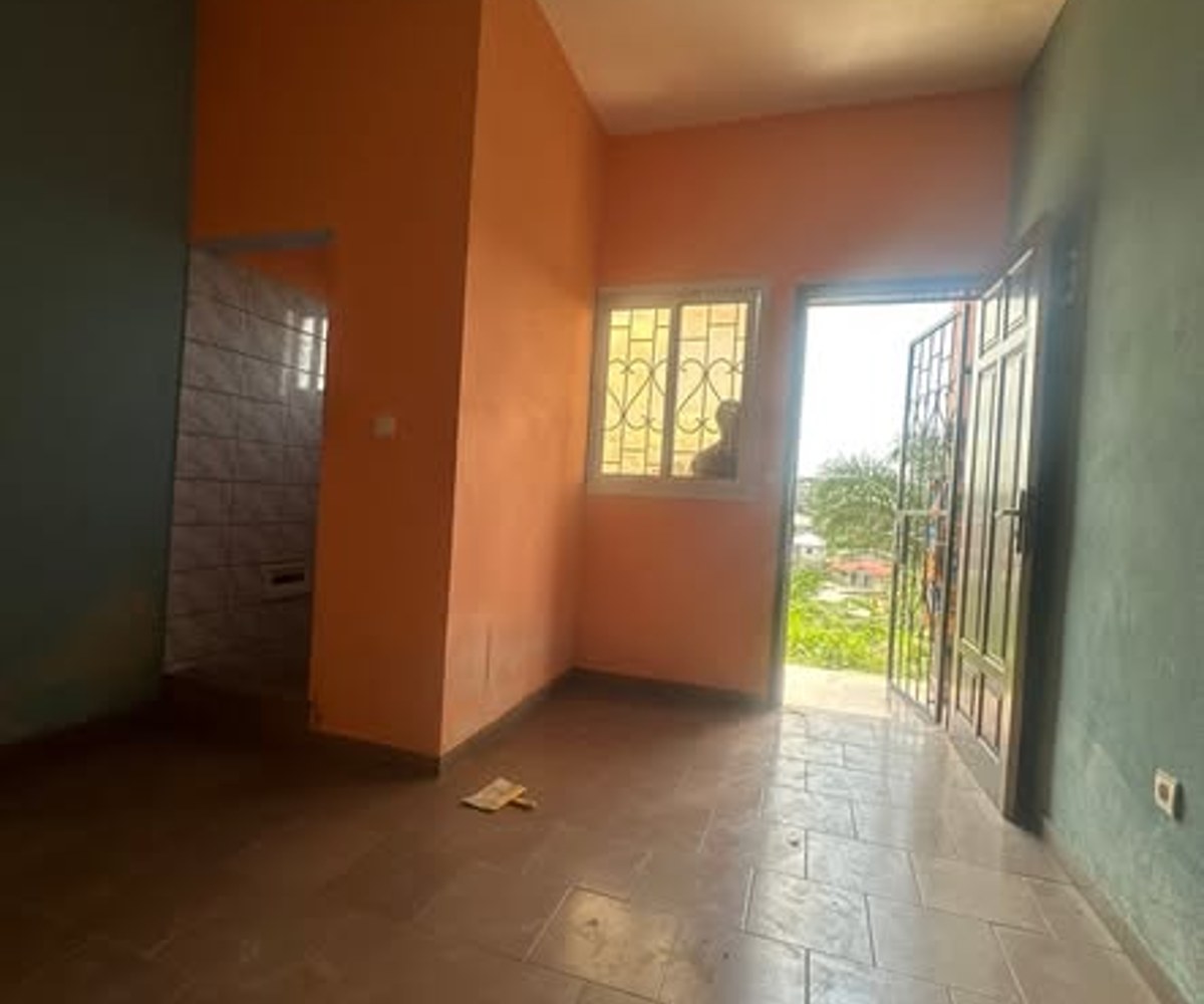 Vaste chambre moderne à louer - PK14 Douala
