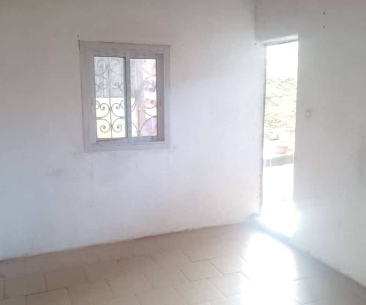Chambre simple carrelée – Nkoabang Petit Stade