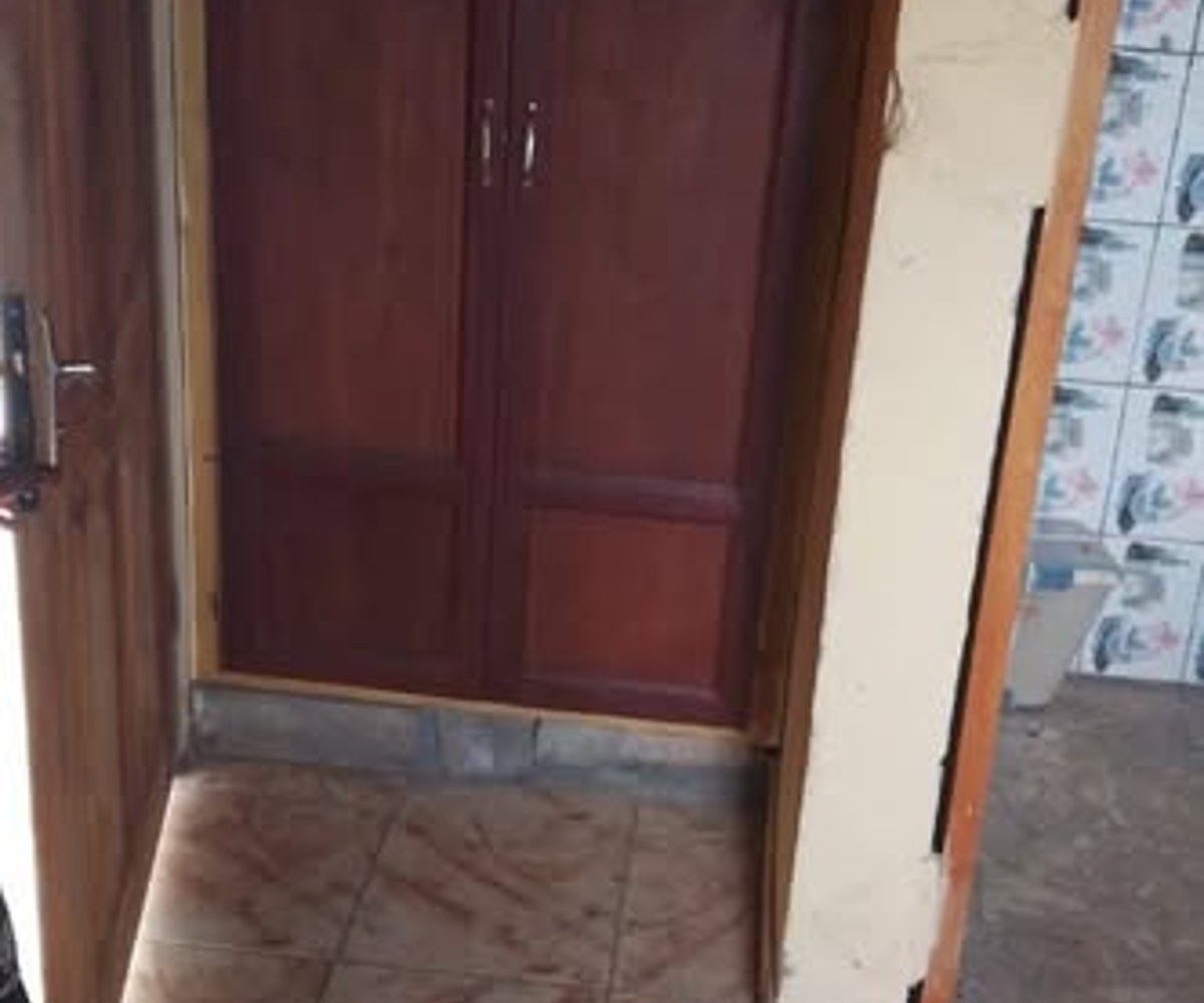 Grande chambre moderne à Odza