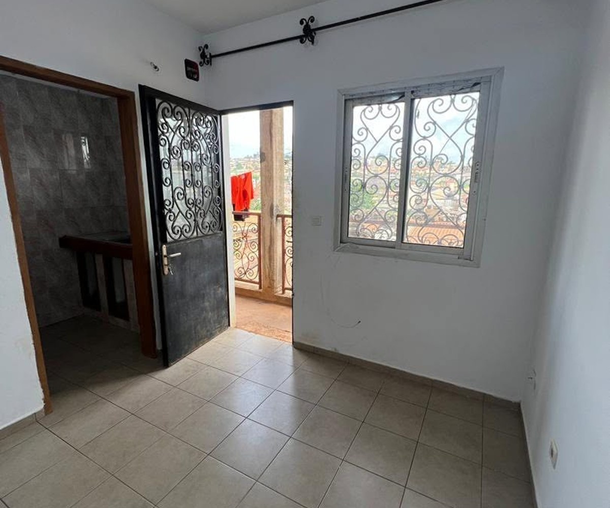 Chambre moderne à louer à Biyem-assi Tkc