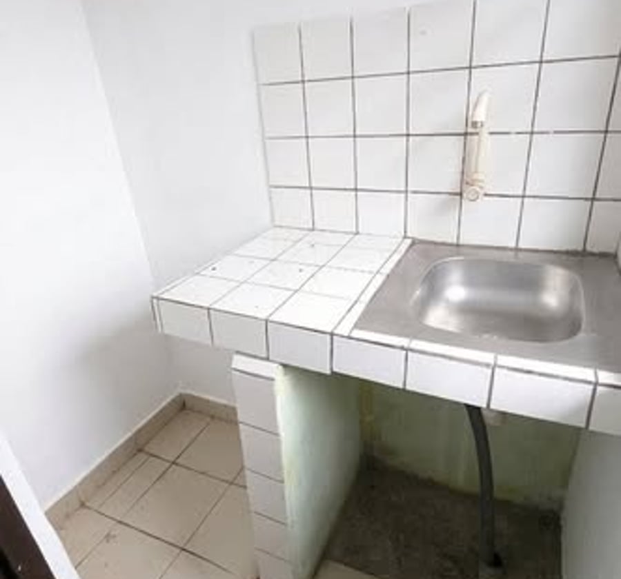Chambre moderne avec cuisine et balcon à Ndogbong Bel Air