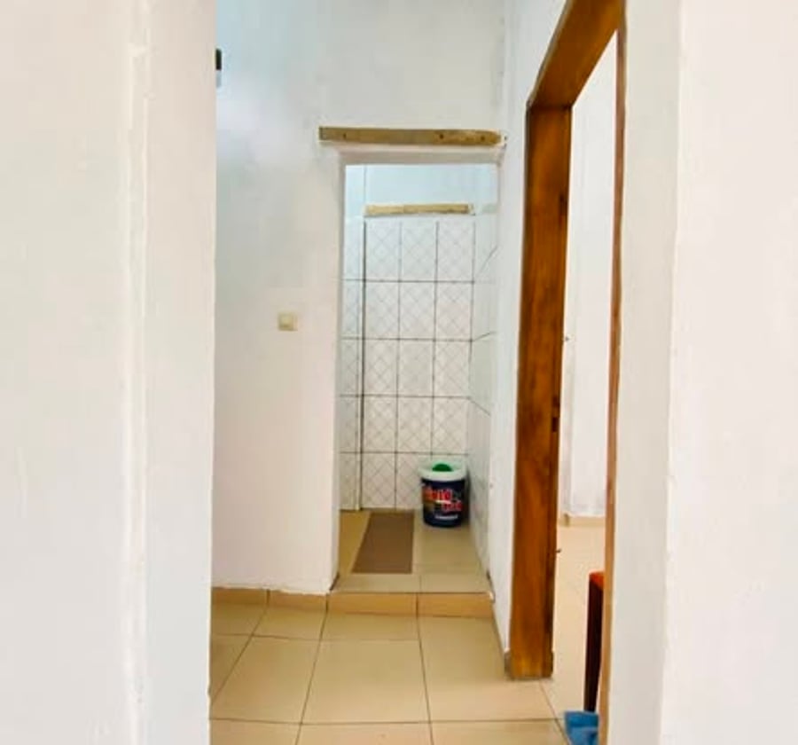 Studio moderne à louer à Village (marché) - Douala