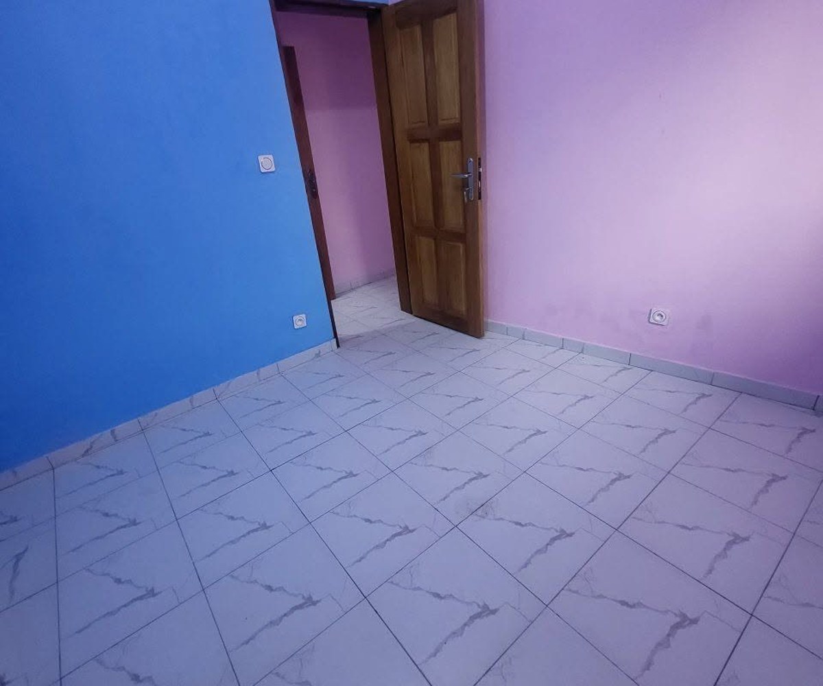 Studio moderne à louer - PK12 Mandjap
