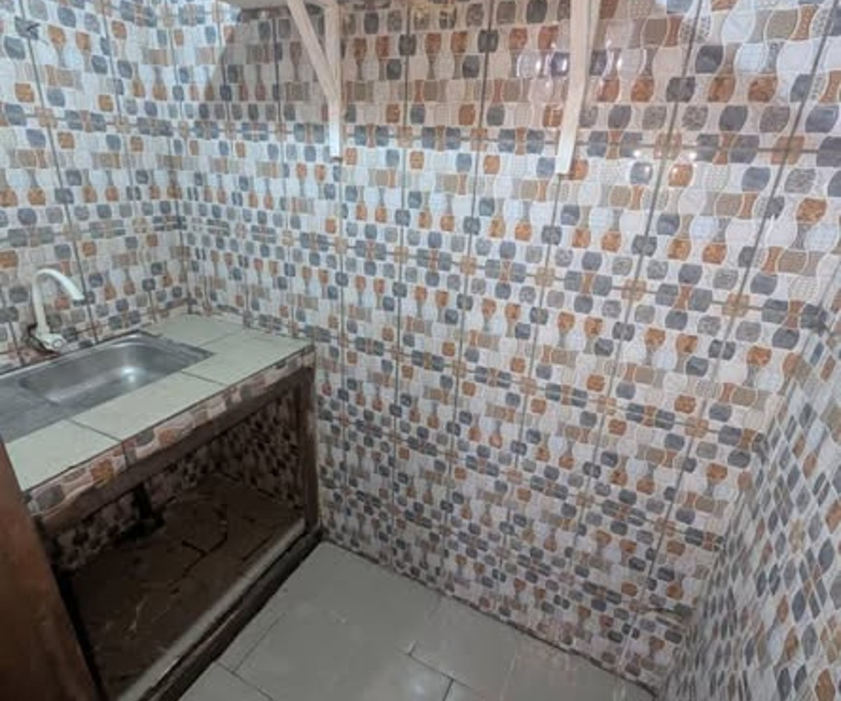 Grande chambre 3 pièces staffée à Beedi