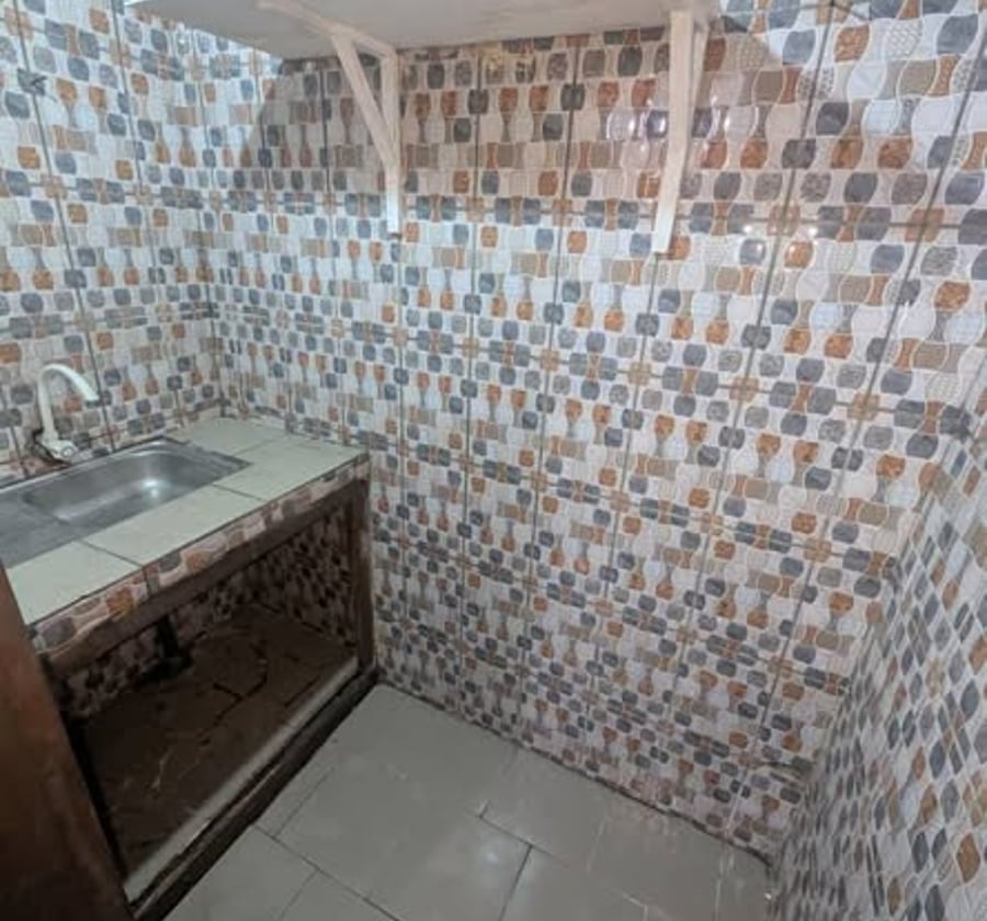Grande chambre 3 pièces staffée à Beedi