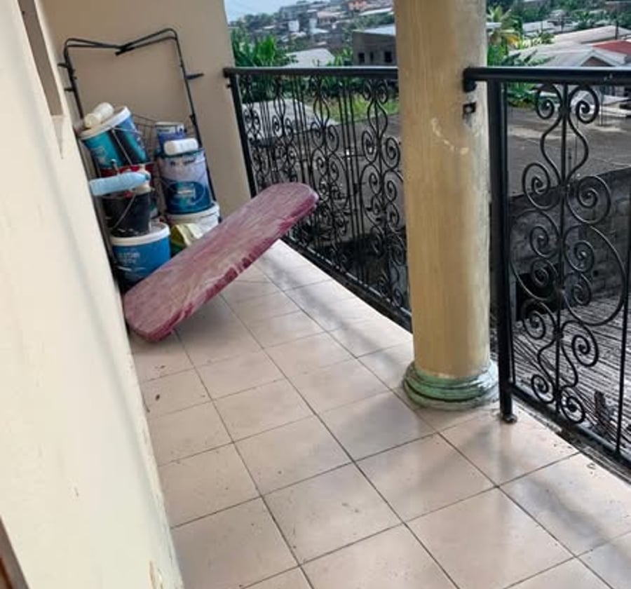 Très vaste et jolie Appartement moderne 2 chambres, 2 douches, balcon, forage, compteur prépayé