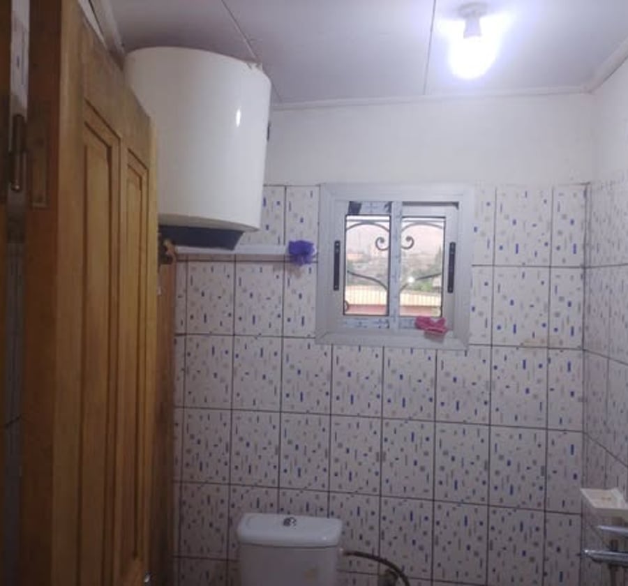 Grande chambre moderne à Mimboman château
