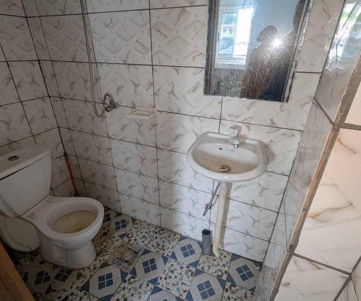 chambre moderne à makepe à 50m du goudron au 2eme étage dans la barrière constitué de