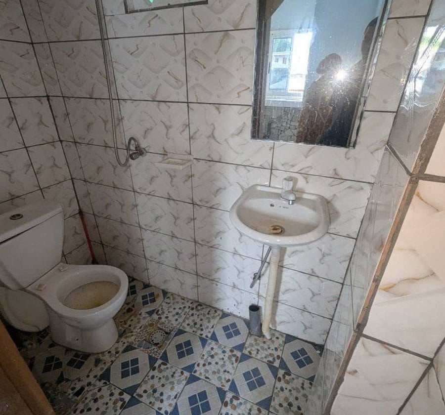chambre moderne à makepe à 50m du goudron au 2eme étage dans la barrière constitué de