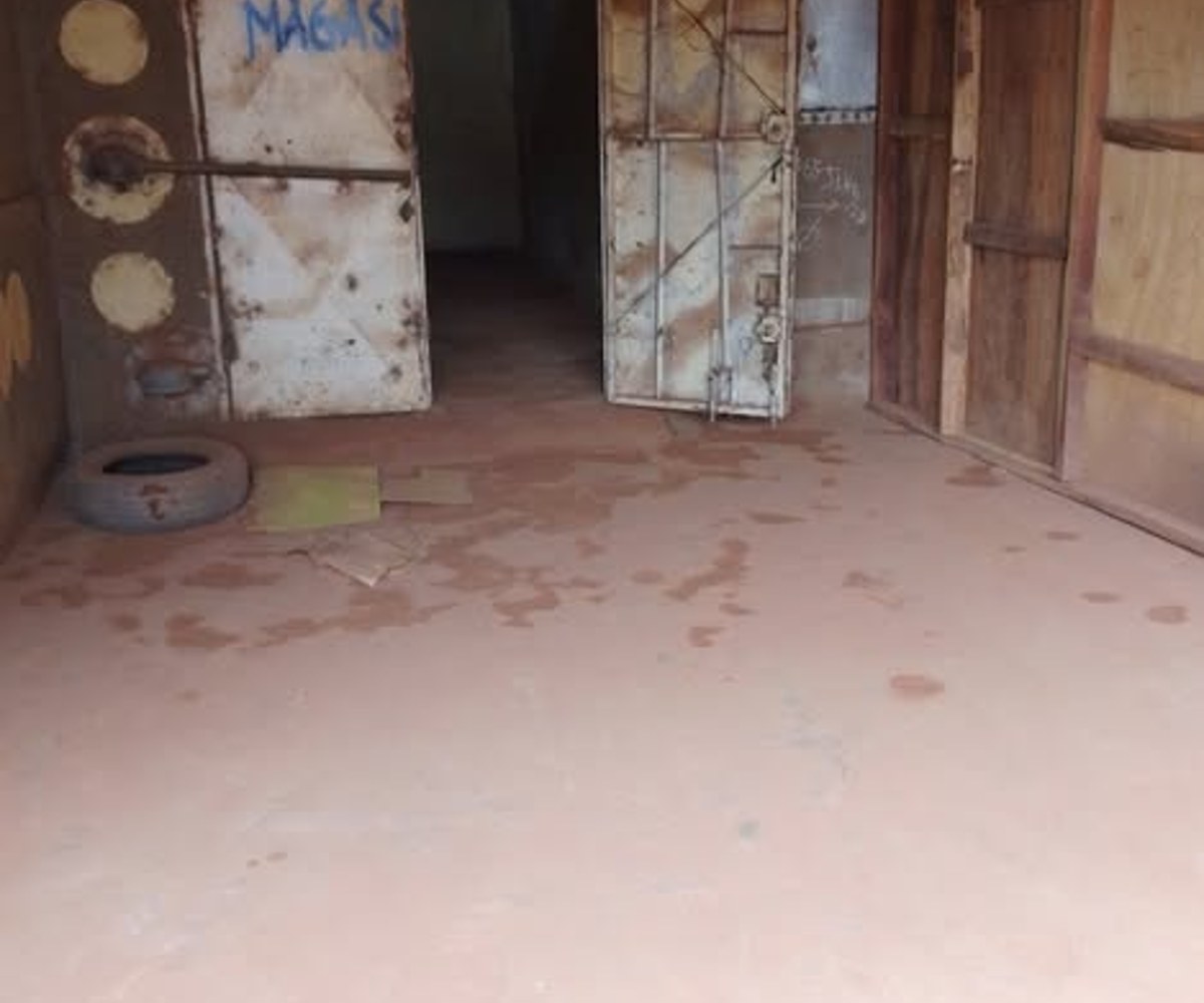 Emplacement commercial à louer à Emombo