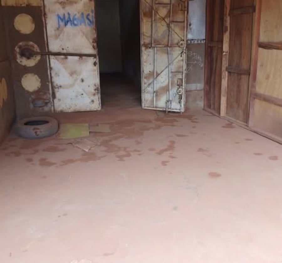 Emplacement commercial à louer à Emombo