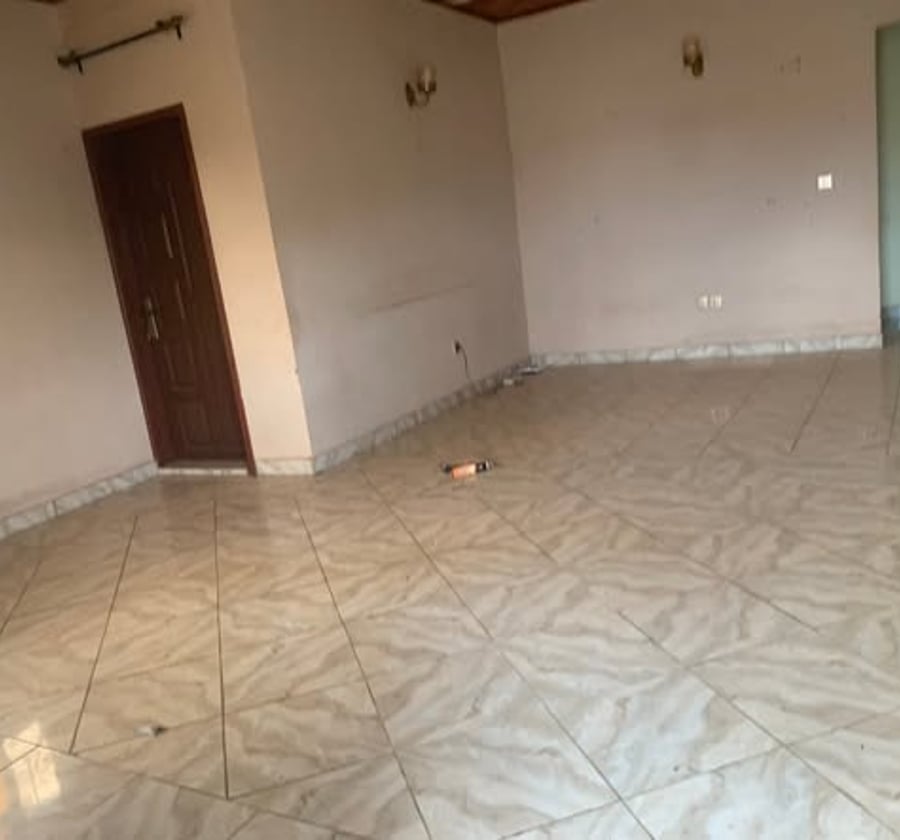 Grand appartement 2 chambres à louer - Nkoabang