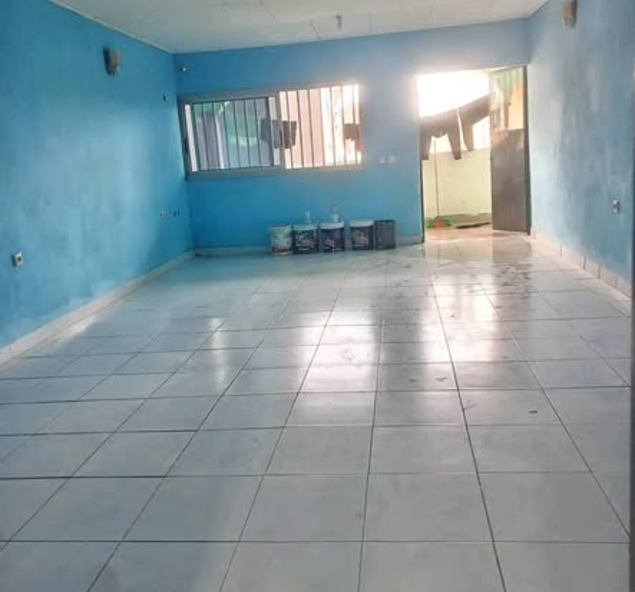 Très vaste studio moderne à louer - Logbaba, Plateau