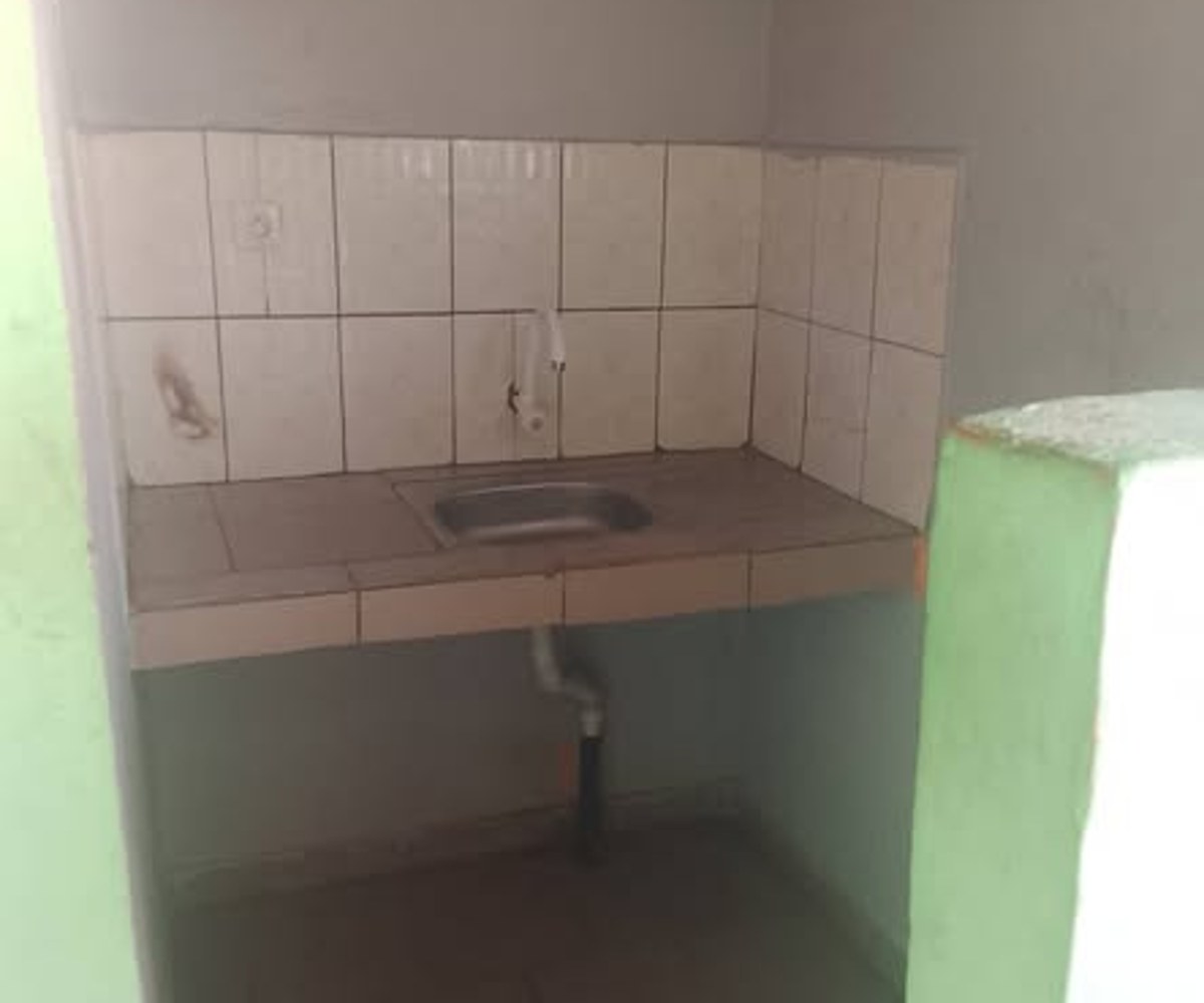 Chambre à louer à PK 8