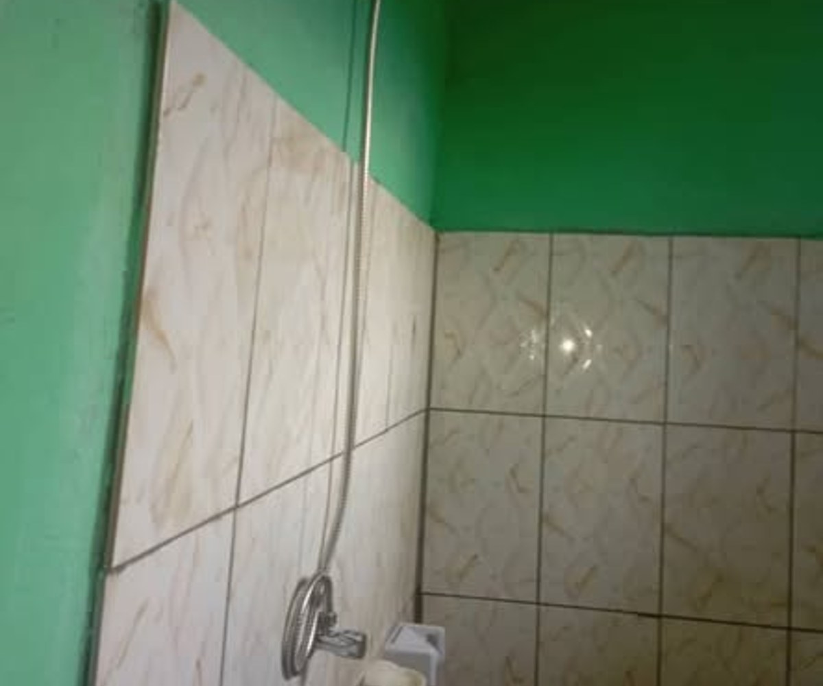 Grande chambre moderne à louer à Beedi (Douala)