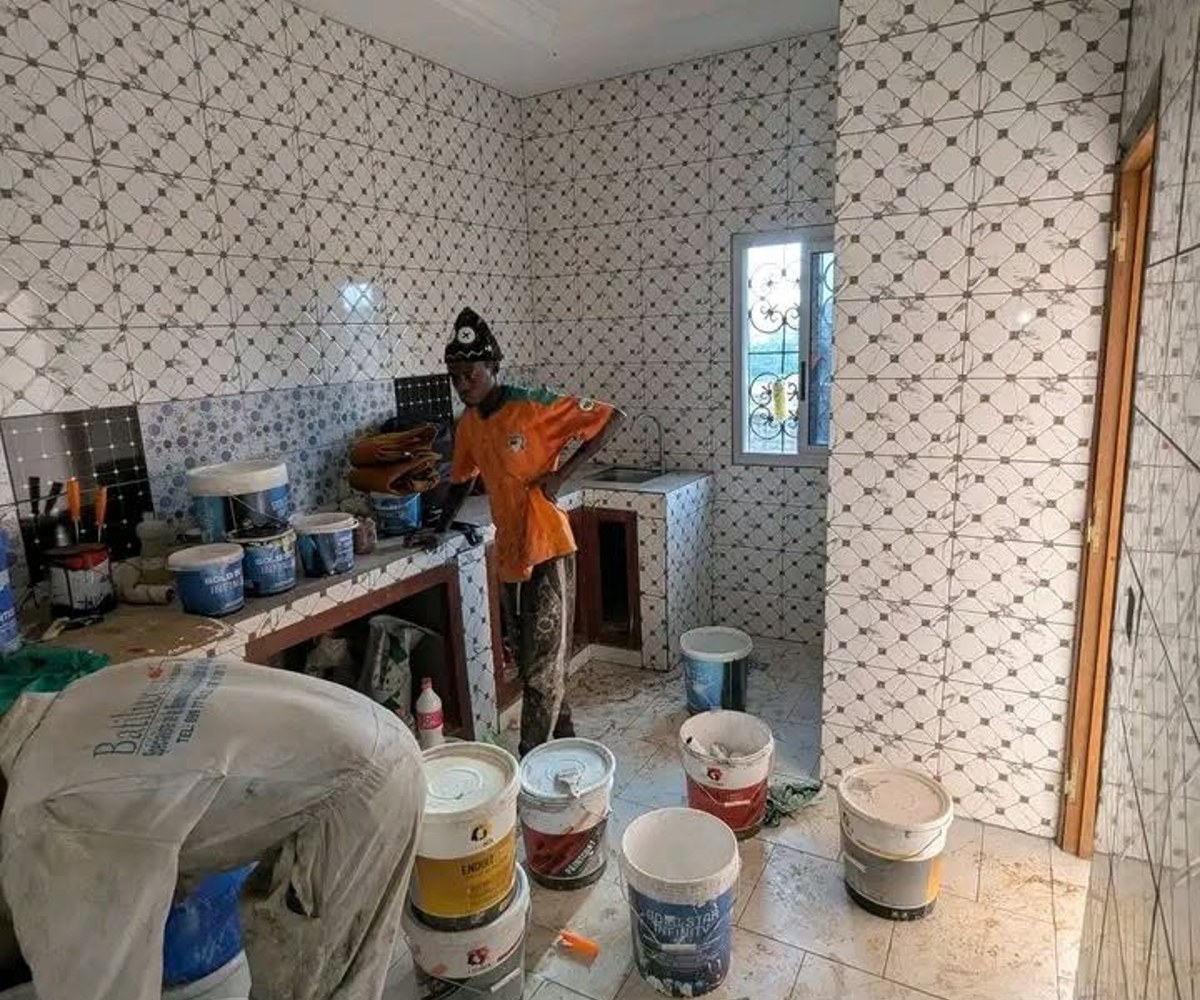 appartement moderne nouvellement construit à louer awae escalier 2 chambres, 3 douches, eau chaude, dans la barrière avec parking forage gar