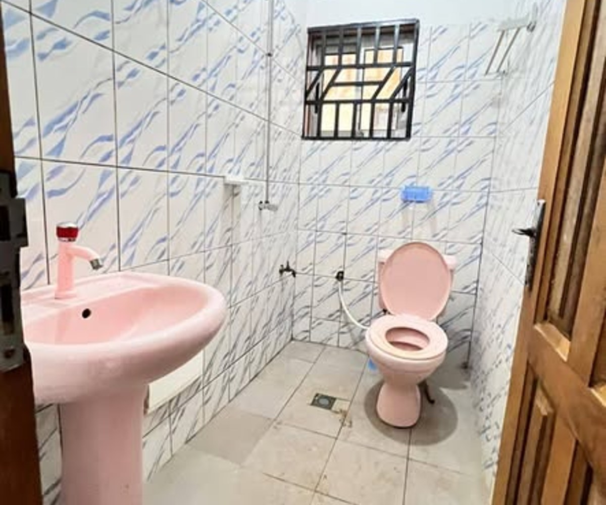 Vaste chambre moderne à trois pièces - Simbock
