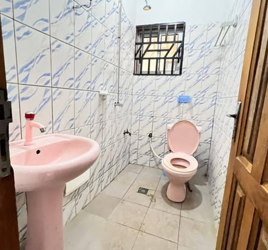 Vaste chambre moderne à trois pièces - Simbock