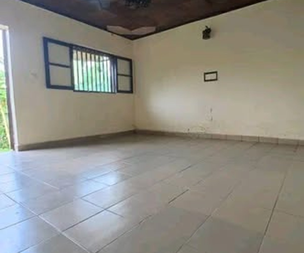 Vaste studio moderne à louer à Logbaba