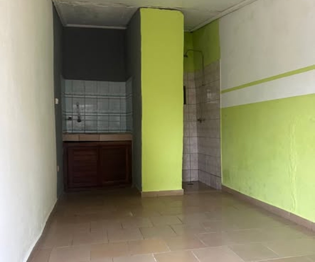 Chambre moderne avec coin cuisine à Logbessou