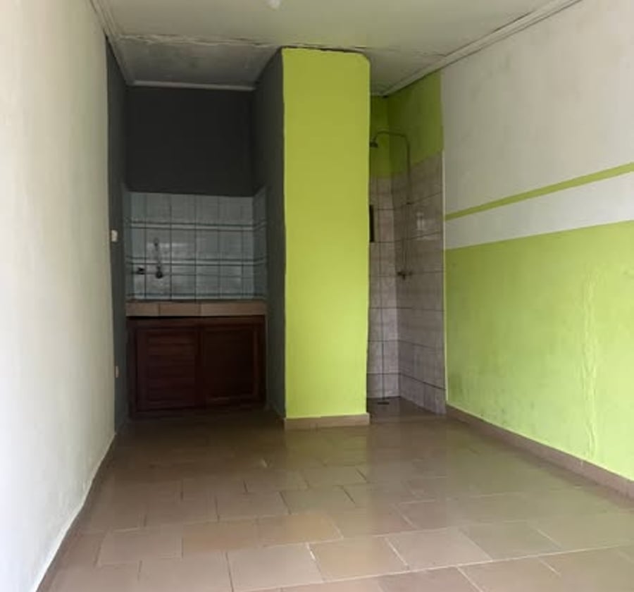 Chambre moderne avec coin cuisine à Logbessou