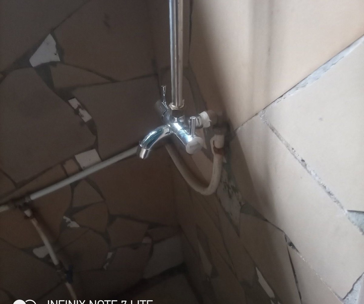 Chambre moderne avec douche et coin cuisine à louer à Odza