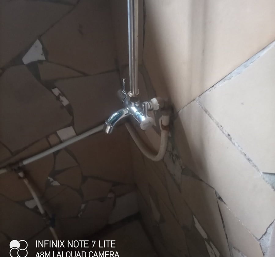 Chambre moderne avec douche et coin cuisine à louer à Odza