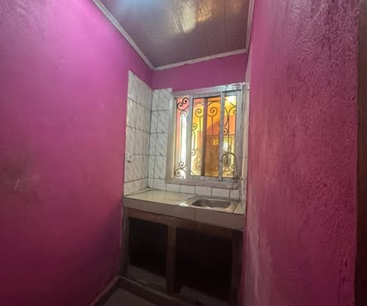 Chambre moderne 3 pièces à PK17 Douala