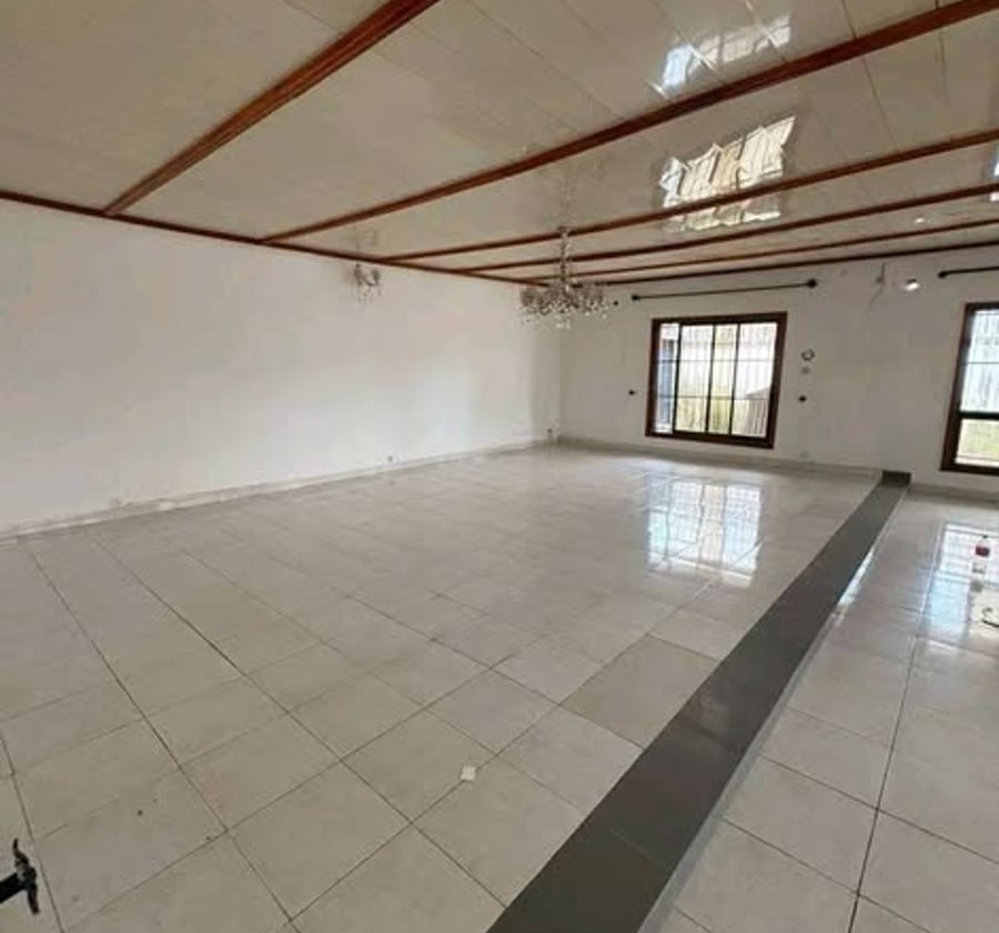 Villa à louer - Bonapriso, Douala