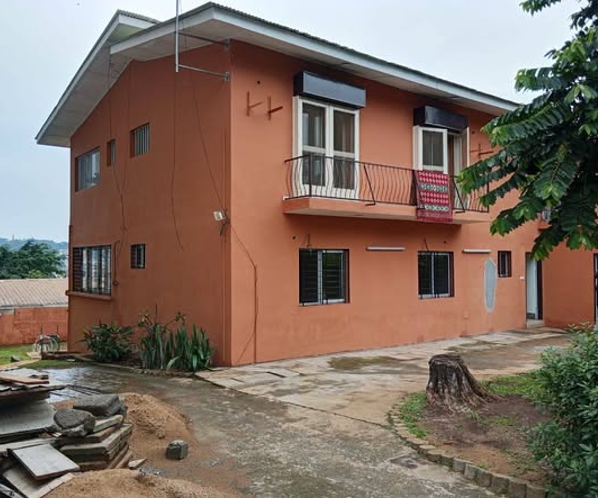 Joli duplex à louer à Bastos