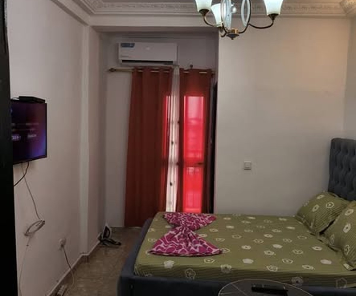 Chambre meublée à Ndogbong, Douala – 10 000 F/nuit