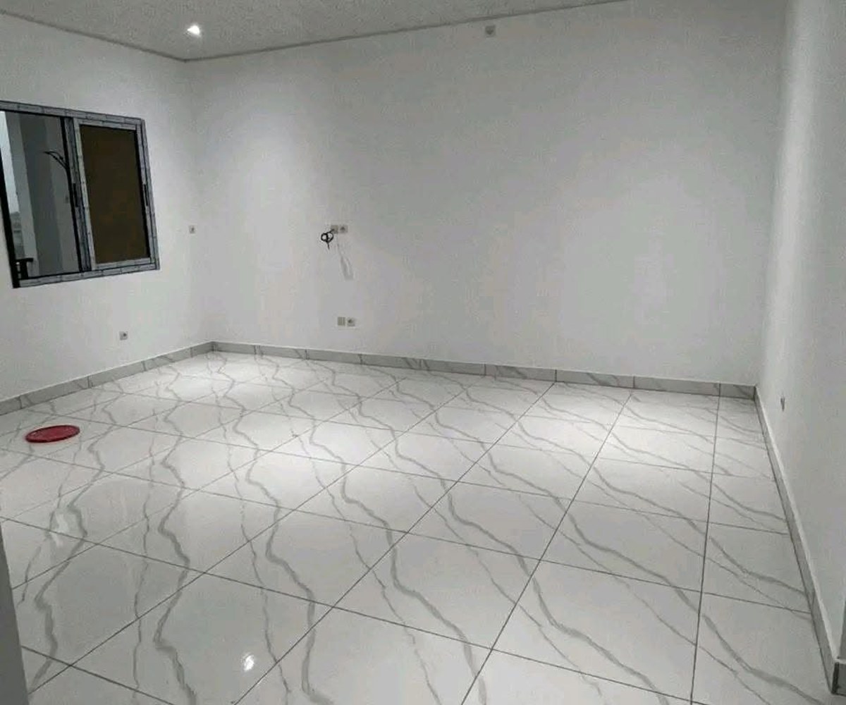 Le prix vient de juter. 80mil. Appartement moderne à louer. Awae escalier moto. 300f pour la carrière