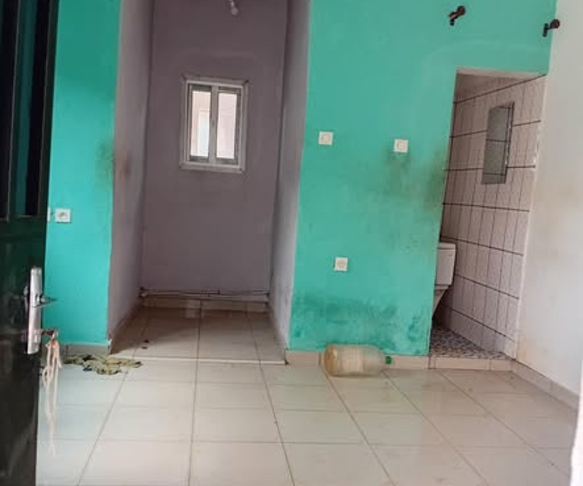 Vaste chambre moderne à Ahala Barrière