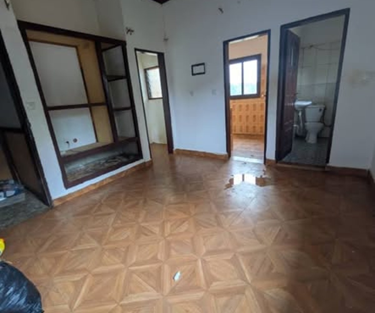 Grande chambre moderne à louer - Odza