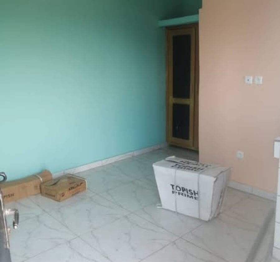 Chambre moderne neuve à Odza Commissariat
