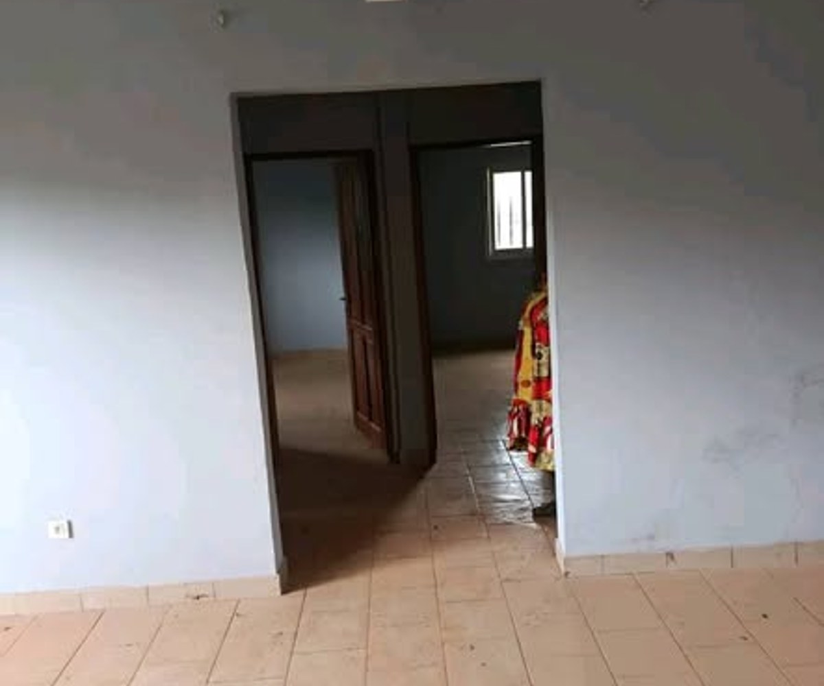 Grande chambre moderne à louer à Awae Escalier