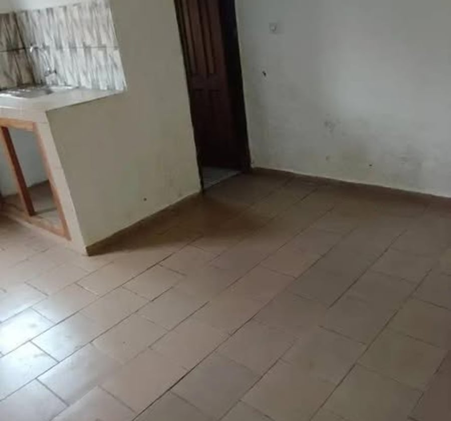 Grande chambre moderne à louer - Nkolfoulou
