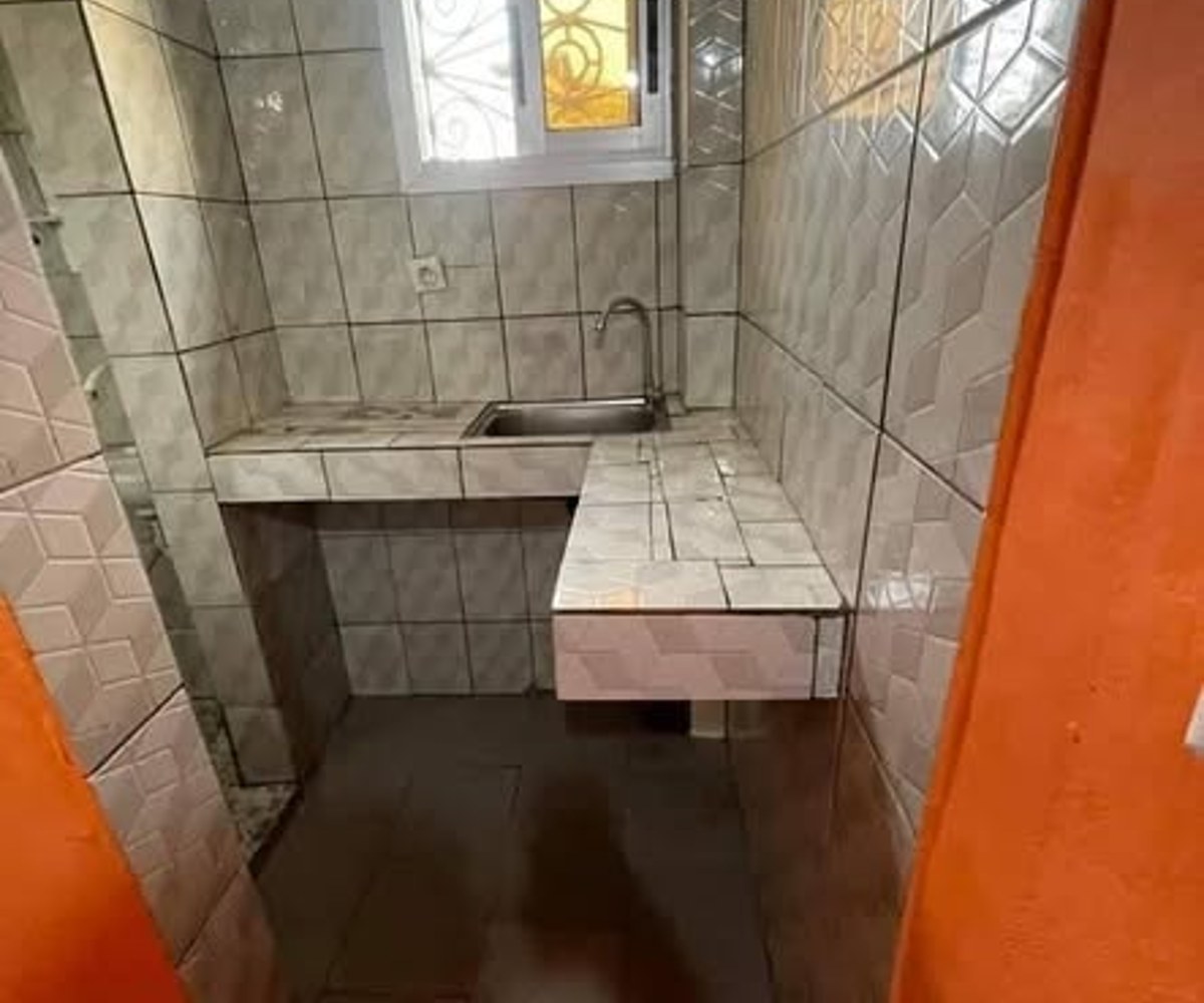 Chambre à louer - Ndogbong, Commissariat 10ème