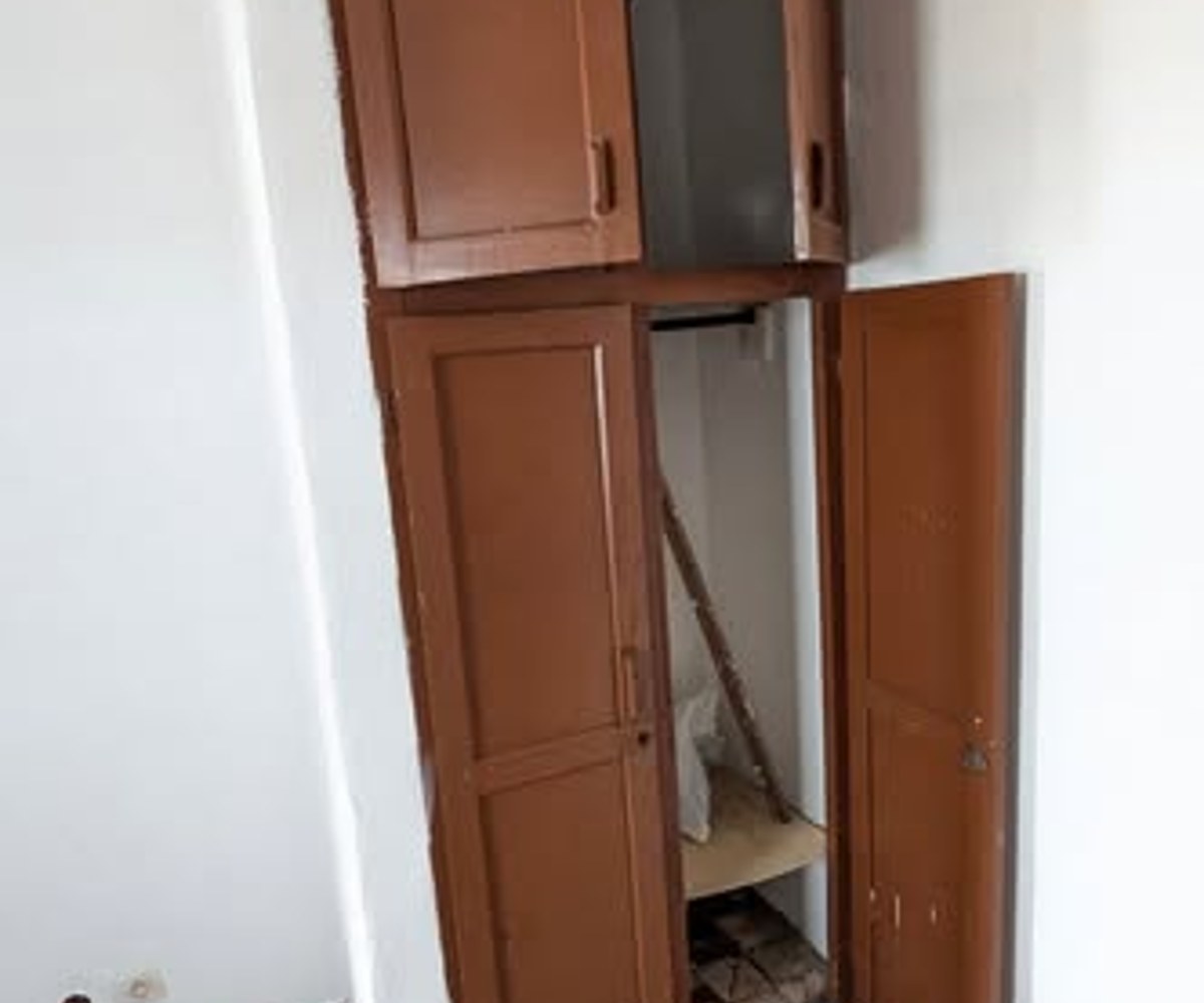 Chambre moderne avec placard à Ange Raphaël