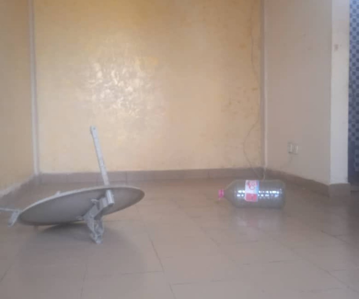 Grand studio moderne à louer - PK 8, Douala