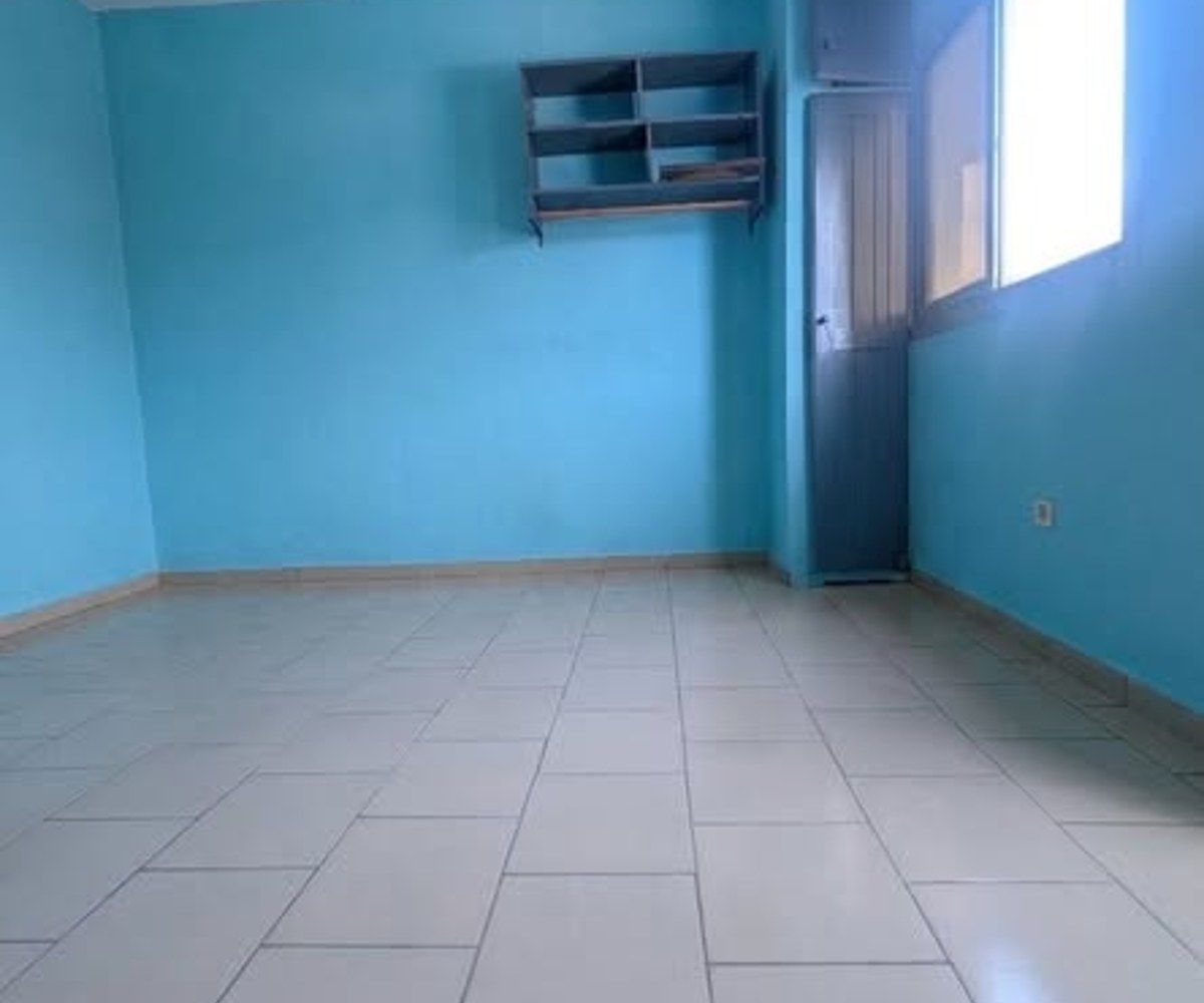 Vaste chambre moderne – Ange Raphaël Santa Lucia – 45 000 XAF/mois