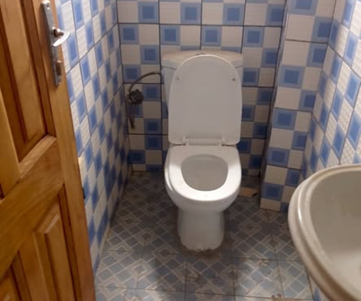 Appartement au premier étage avec placards, balcon, eau forage et lumière prépayée - Arrière Village, Douala