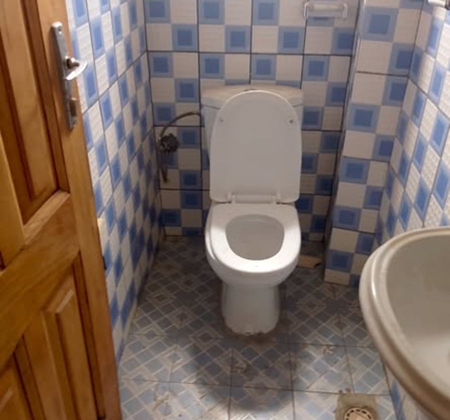 Appartement au premier étage avec placards, balcon, eau forage et lumière prépayée - Arrière Village, Douala