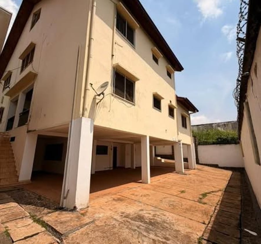 Duplex à vendre - Bastos, Yaoundé - 8 chambres, piscine