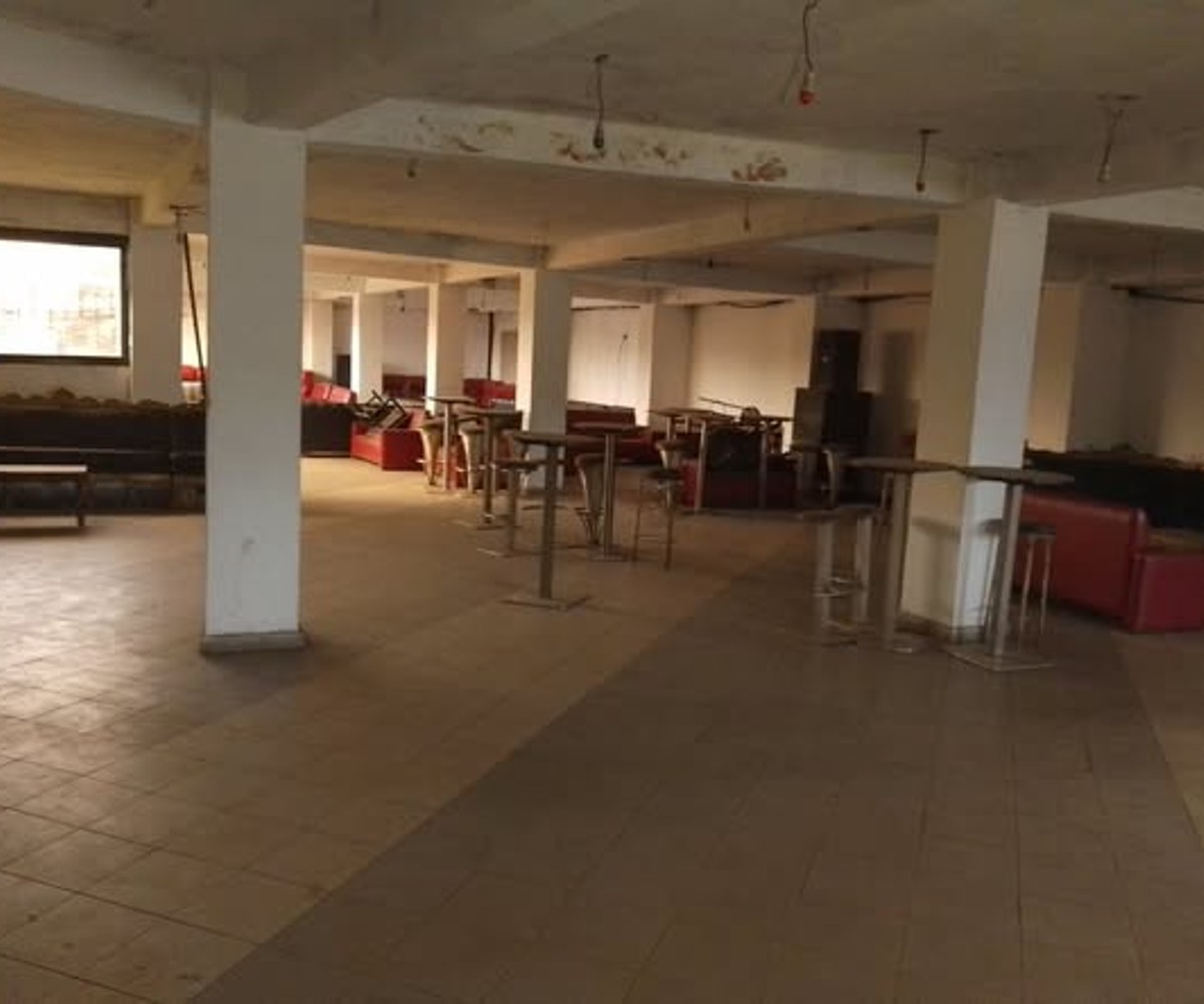 Emplacement commercial à louer à Yaoundé Centre-ville, 400 m²